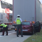 Tragédie na D5: Hrozivou nehodu mladík přežil, zabil ho však projíždějící autobus