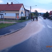 Voda z přelitého rybníka zatopila ulice i sklepy