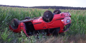 Vozidlo se v poli několikrát převrátilo