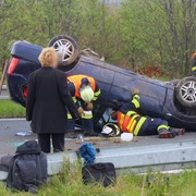 Na Slovanech havarovalo a převrátilo se auto