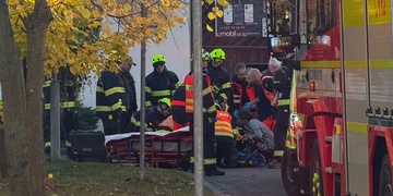 Dvanáctiletému chlapci se část řídítek kola zabodla do stehna