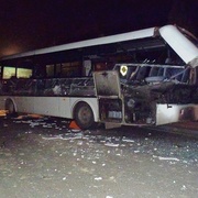 Náklaďák otevřel autobus jako konzervu