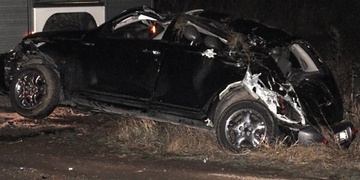 Chrysler vyletěl ze silnice, roloval křovím a zůstal zničený v poli