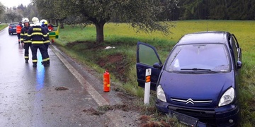 Dvě řidičky, dvě auta, dva příkopy