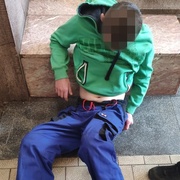 Těžce opilý muž si ustlal na vlakovém nádraží
