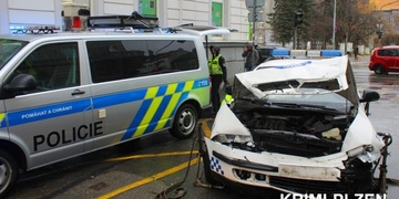 Strážníci havarovali v centru Plzně