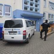 Muži unikalo vše a všemi tělními otvory