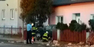 Těžce opilý cizinec neudržel auto na silnici a skončil v domě
