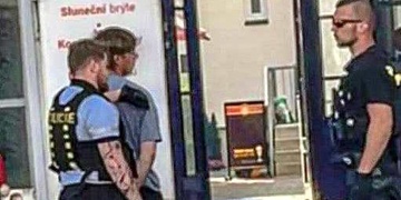 Adam Ch. si na ulici vybral náhodného kolemjdoucího a začal ho nožem bodat do krku