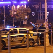 Rvačku řešili vytažením pistole a pak se ještě prali s policií