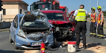 Střet osobních vozů částečně uzavřel most Milénia