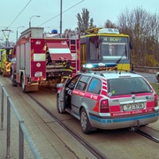 Dva chodce srazilo auto, jednoho tramvaj