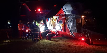 Chodkyni srazilo auto řízené ženou - sražená žena nyní bojuje o život