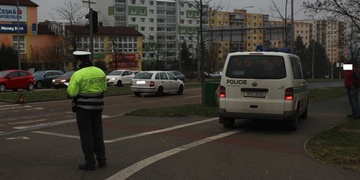 Dívenku na přechodu srazilo auto