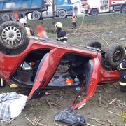 Auto skončilo na střeše v poli