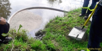 Uniklá nafta kontaminovala potok