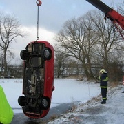 Za Merklínem havarovala řidička přímo do rybníku