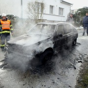 Hasiči v Zahradní ulici zasahují u hořícího auta