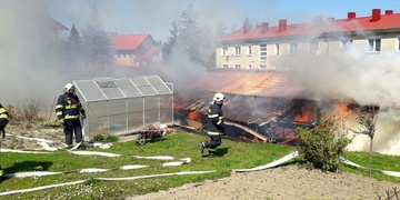 U požáru garáží zasahovalo osm jednotek hasičů