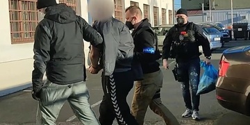 Útočníci vletěli do chaty a seřezali dva muže