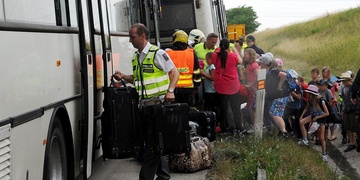 Mladý řidič dodávky narazil do autobusu plného dětí