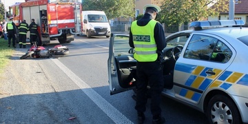 Střet motorkáře s autem prakticky ochromil Nepomuckou