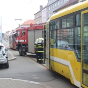 Na Slovanské se střetlo auto s tramvají, na místě tři zranění