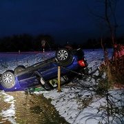 Řidič nezvládl řízení, smetl pomníček a s autem se v poli převrátil