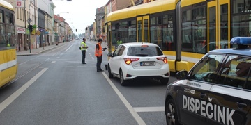 Další střet osobního vozu s tramvají na Slovanech