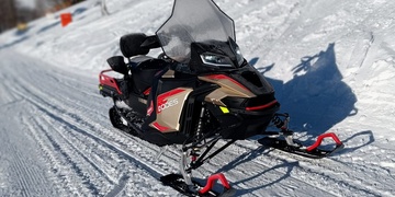 Opilý muž ujížděl policistům na sněžném skútru a po zadržení hlídku ještě napadl