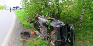 Auto skončilo převrácené v příkopu