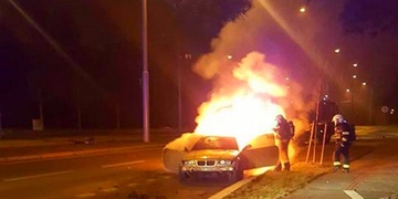 Šílená noční jízda BMW skončila havárií a požárem