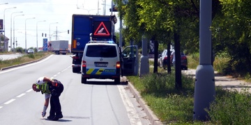 Kamion auto tlačil dvacet metrů