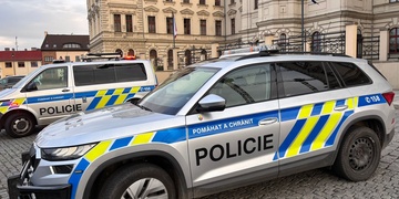 Policisté evakuují budovu soudu