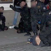 Po hromadné rvačce měl strážník kousky brýlí v oku