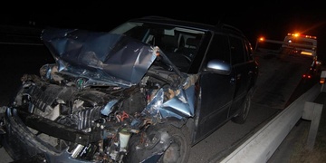 Opilý řidič se podruhé narodil. Na dálnici zapasoval auto pod cisternu.