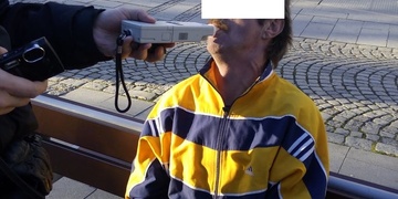 Silně opilý a znečištěný Polák si ustlal pod lavičkou