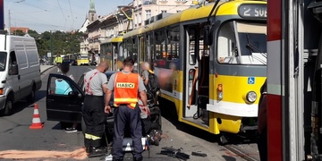 Srážka tramvaje s osobním vozem