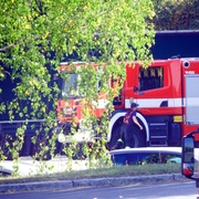 Muž propadl střechou haly