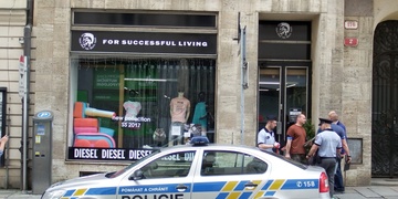 Loupežné přepadení v centru Plzně