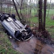Opilý řidič zaparkoval vozidlo koly vzhůru do potoka