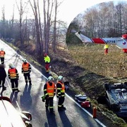 Žena se s malým dítětem v autě převrátila na střechu