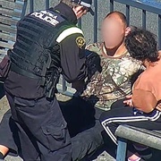 Agresor přímo před zraky strážníků udeřil ženu pěstí do obličeje