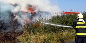 Dnes hořely pole, stromy, stoh i auto