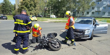 Střet osobního vozu s motocyklem