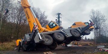 Autojeřáb trhl elektrické vedení a způsobil požár
