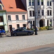 Řidič přehlédl sloup veřejného osvětlení, škoda 100 tisíc