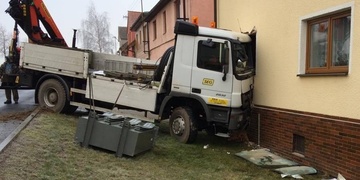 Dnes ráno havaroval v Černošíně nákladní vůz