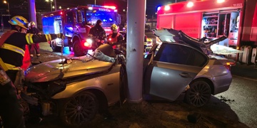 Střety vozů, řidič se dvěma promile i auto omotané kolem sloupu