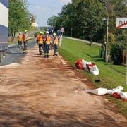 Kamion si o svodidla prorazil nádrž